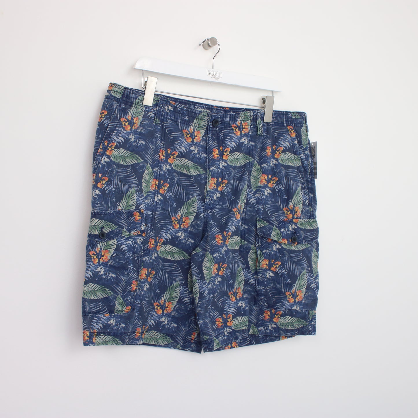 Vintage Izod Cargo shorts in blue. Best fits W38