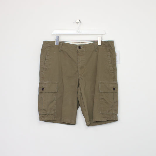 Vintage Dockers Cargo shorts in brown. Best fits W36