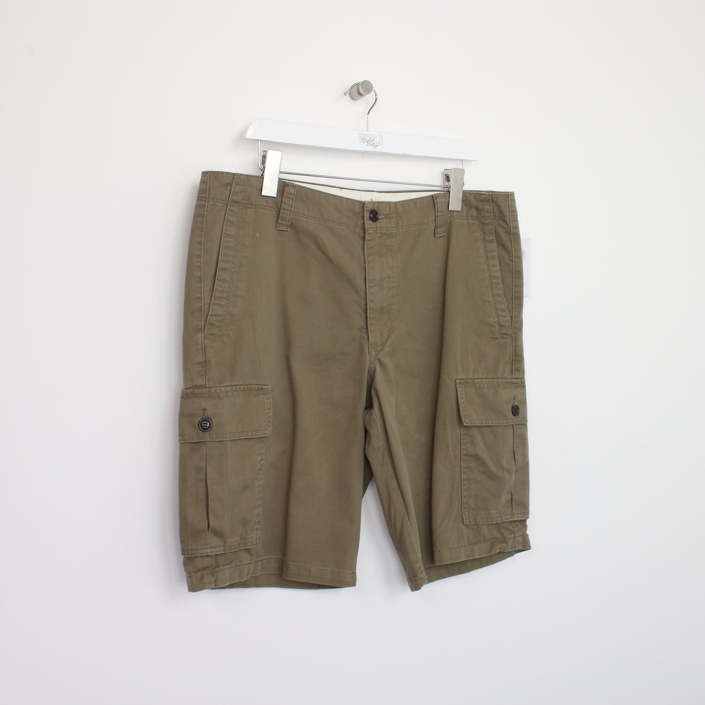 Vintage Dockers Cargo shorts in brown. Best fits W36