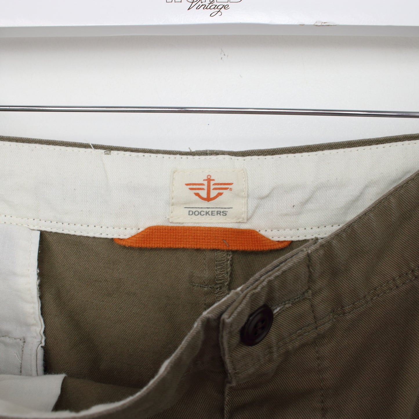 Vintage Dockers Cargo shorts in brown. Best fits W36