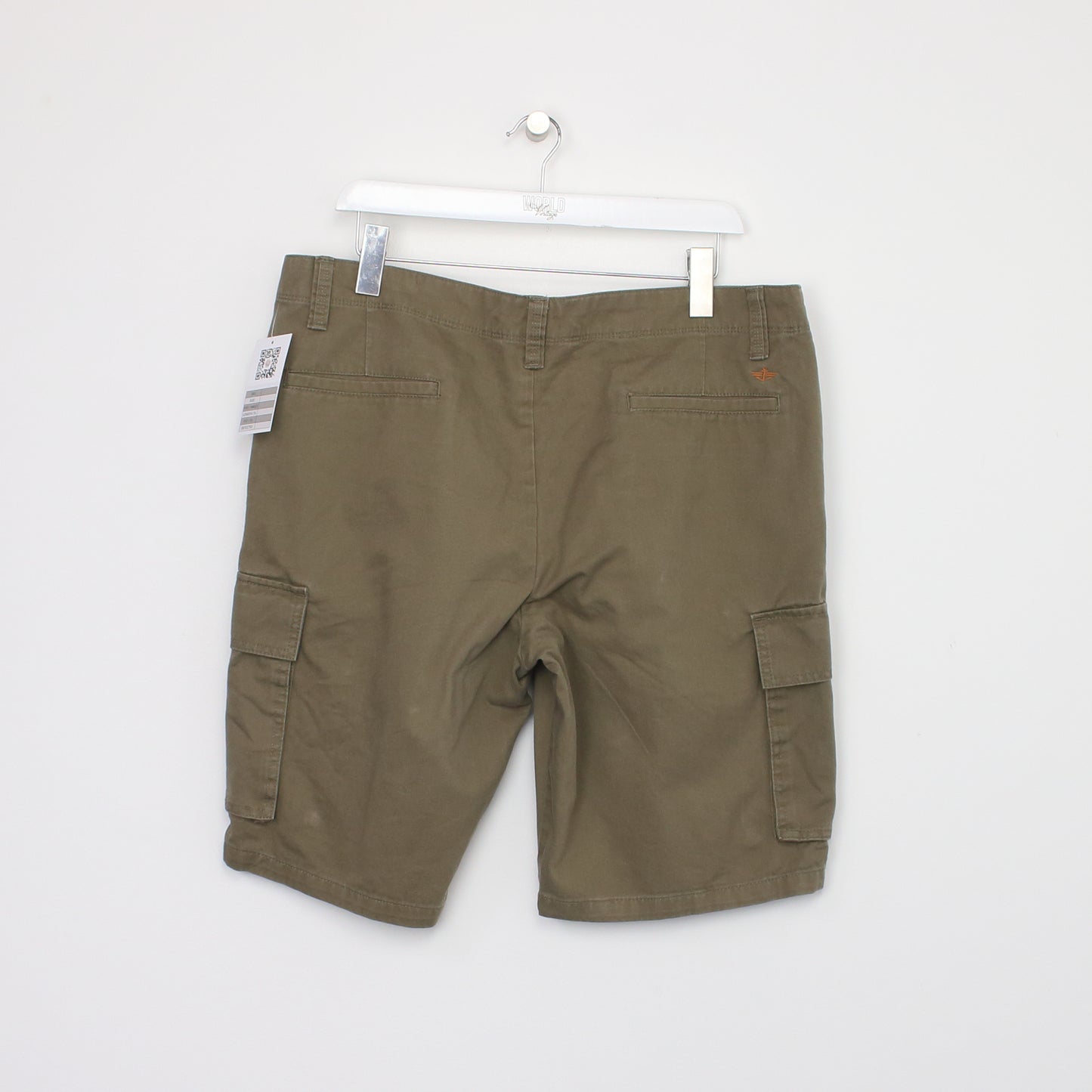 Vintage Dockers Cargo shorts in brown. Best fits W36