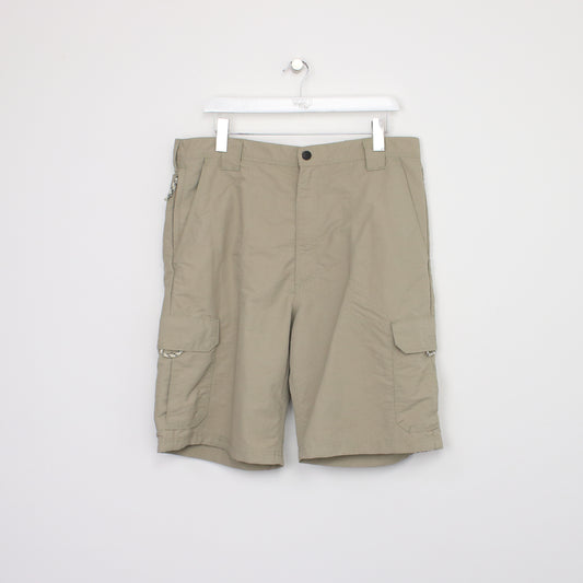 Vintage Wrangler Cargo shorts in beige. Best fits W34