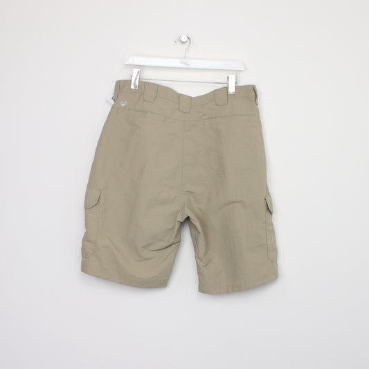 Vintage Wrangler Cargo shorts in beige. Best fits W34