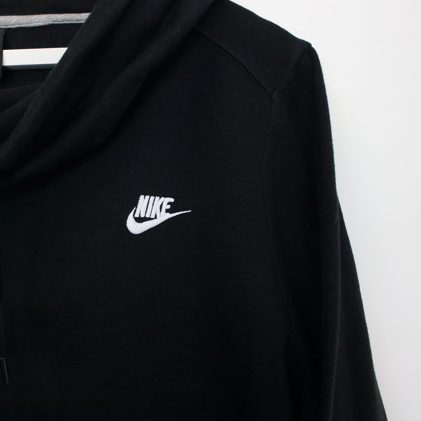 Vintage Nike hoodie in black. Best fits M