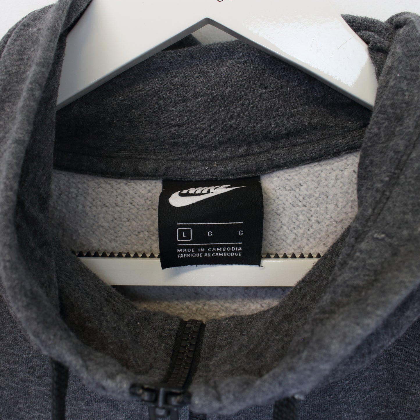 Vintage Nike hoodie in dark grey. Best fits L