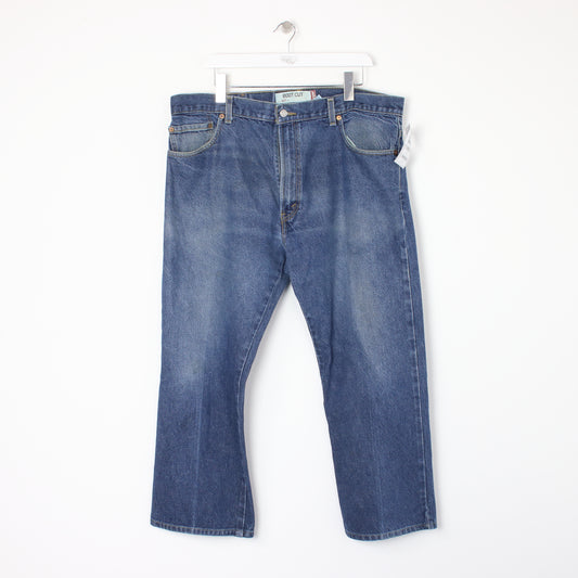 Vintage Levi jeans in blue. Best fits W40