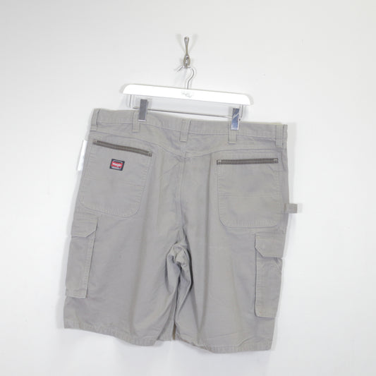 Vintage Wrangler Cargo shorts in grey. Best fits W44