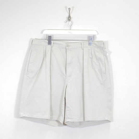 Vintage Wrangler Cargo shorts in grey. Best fits W42