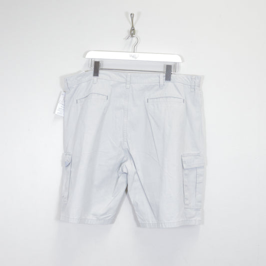 Vintage Wrangler Cargo shorts in light tan. Best fits L