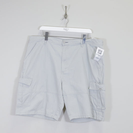 Vintage Wrangler Cargo shorts in light tan. Best fits L