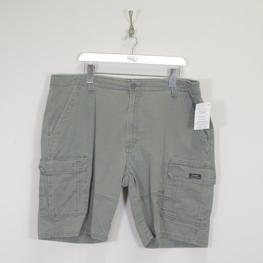 Vintage Wrangler Cargo shorts in green. Best fits L