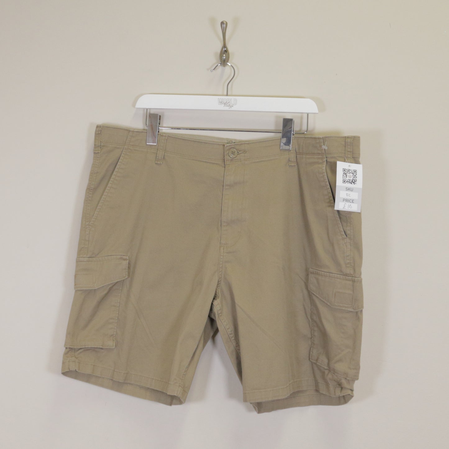 Vintage Dockers Cargo shorts in brown. Best fits L