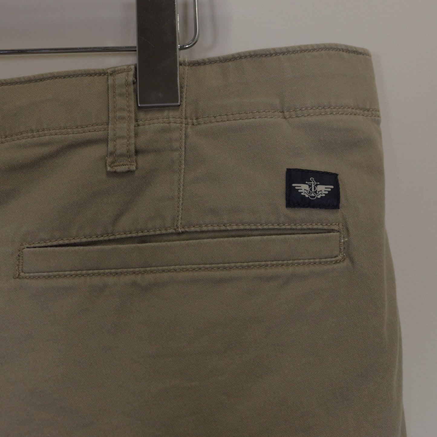 Vintage Dockers Cargo shorts in brown. Best fits L