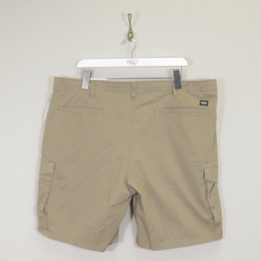 Vintage Dockers Cargo shorts in brown. Best fits L