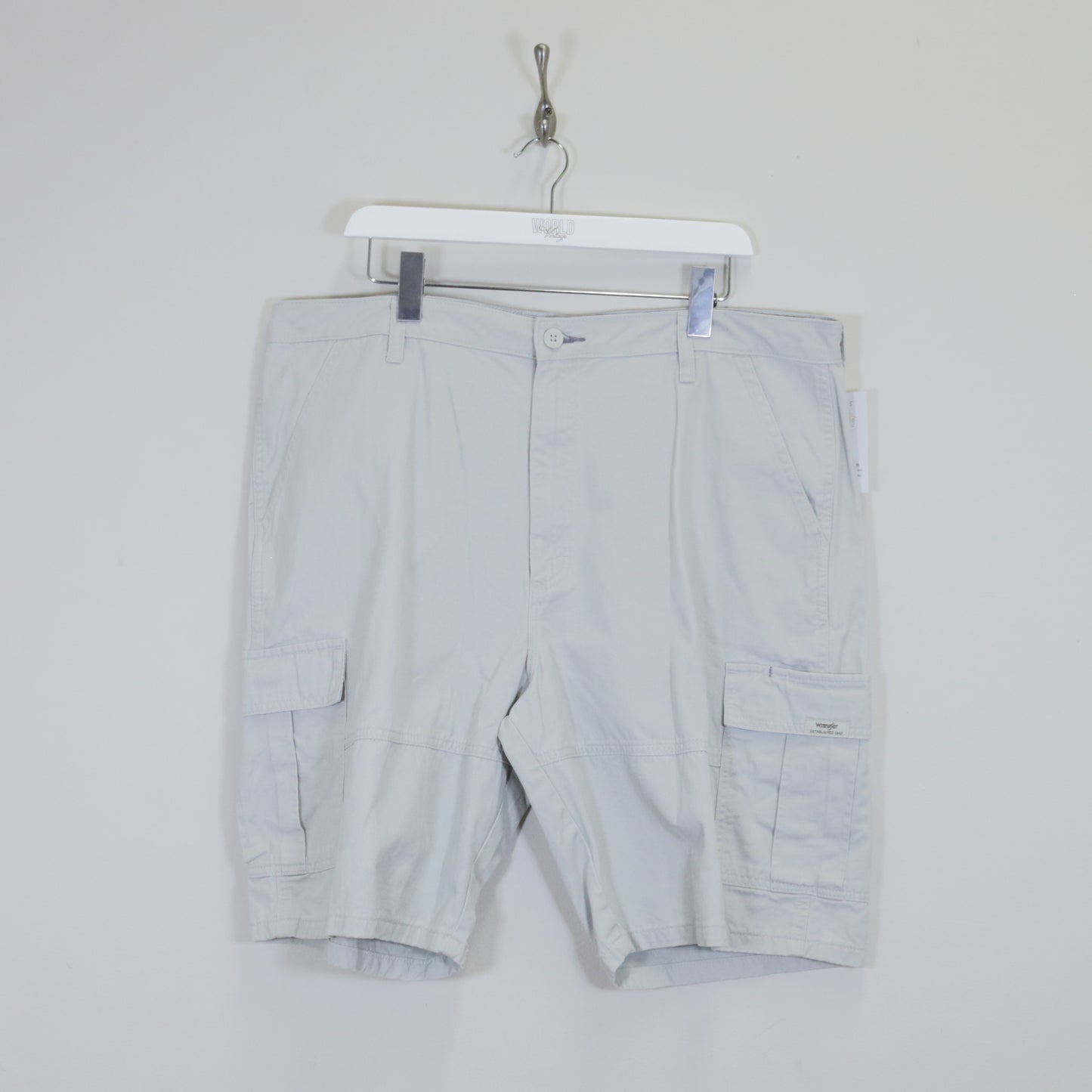 Vintage Wrangler cargo shorts in grey. Best fits W40