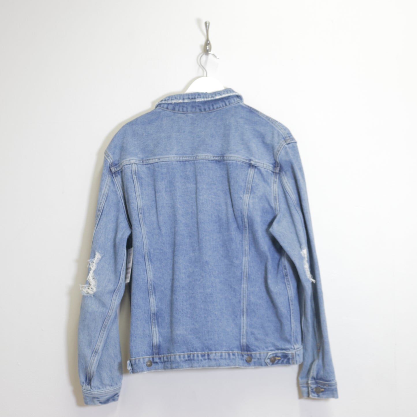 Vintage Denim jacket in blue. Best fits L