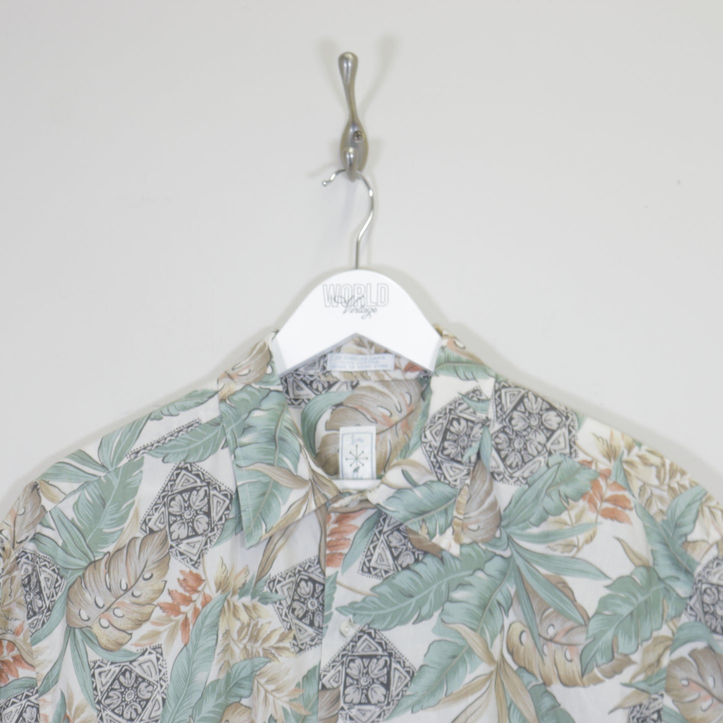 Vintage Burma Bilas patterned shirt in multicolor. Best fits L