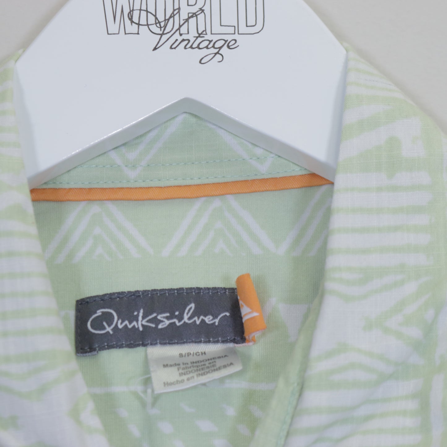 Vintage Qwiksilver patterned shirt in green. Best fits S