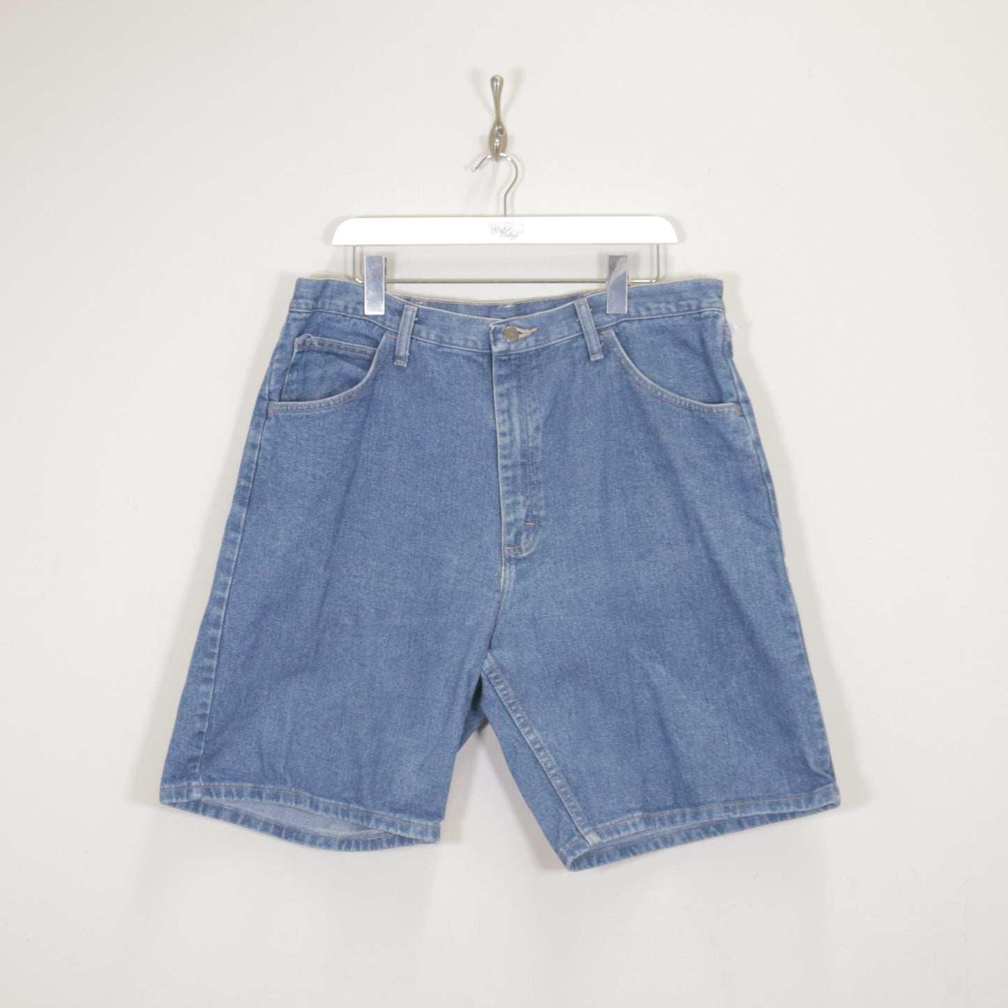 Vintage Wrangler denim cargo shorts in blue. Best fits W38