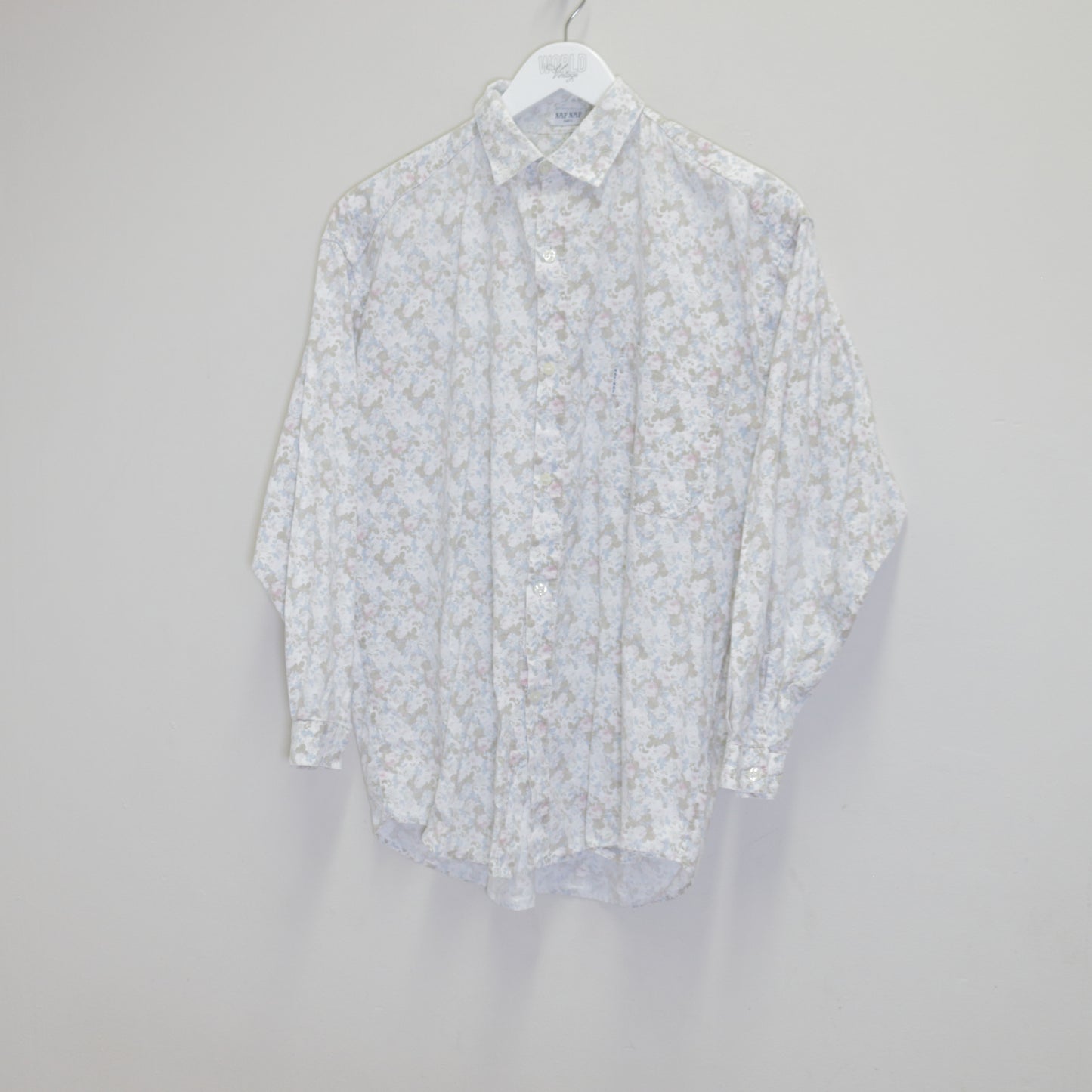 Vintage unbranded shirt in white. Best fits M