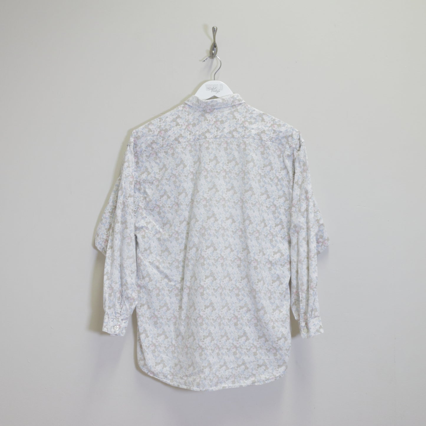 Vintage unbranded shirt in white. Best fits M