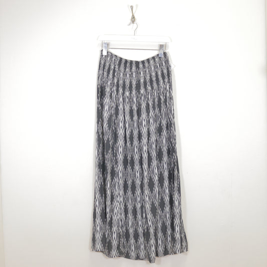 Vintage Unbranded skirt in black and white. Best fits W27