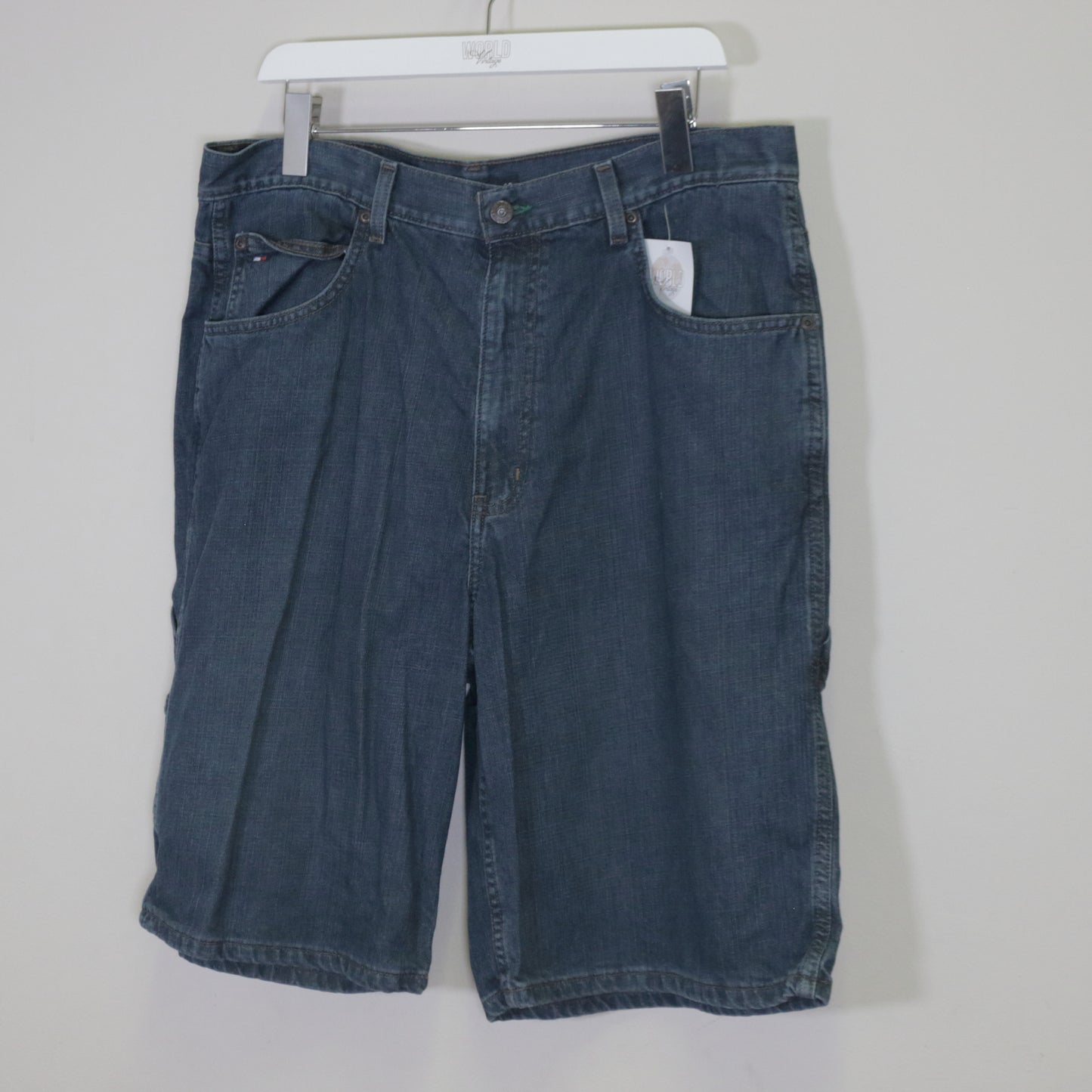 Vintage Tommy Hilfiger denim shorts. Best fits W36