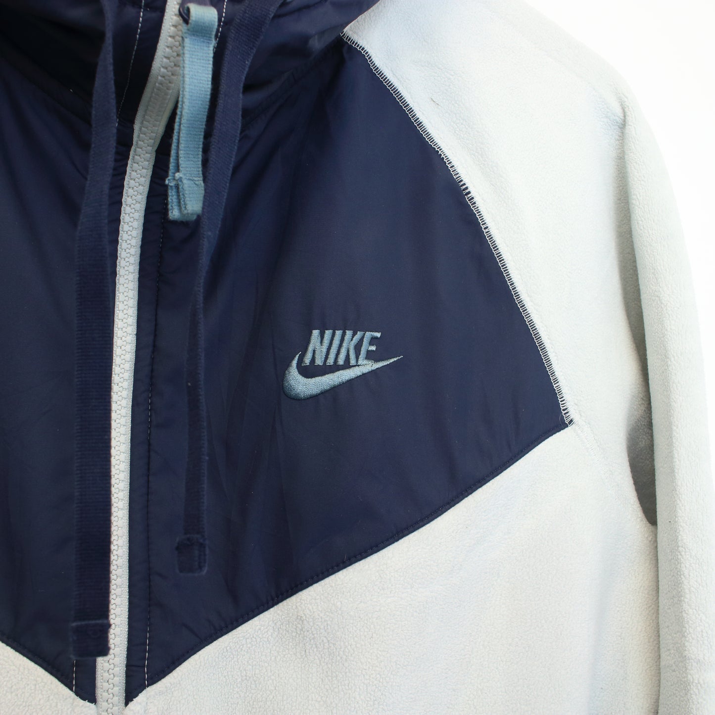 Vintage Nike hooded fleece in cream and navy. Best fits M