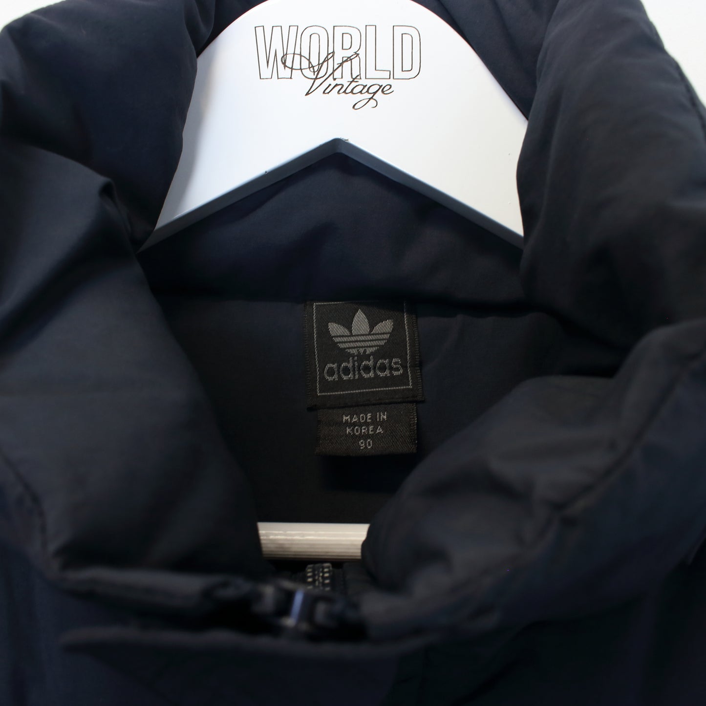 Vintage Adidas puffer jacket in navy and grey. Best fits M