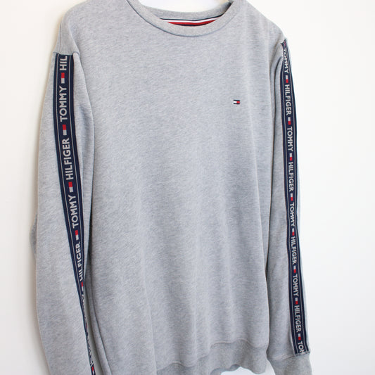 Vintage Tommy Hilfiger sweatshirt in grey. Best fits L