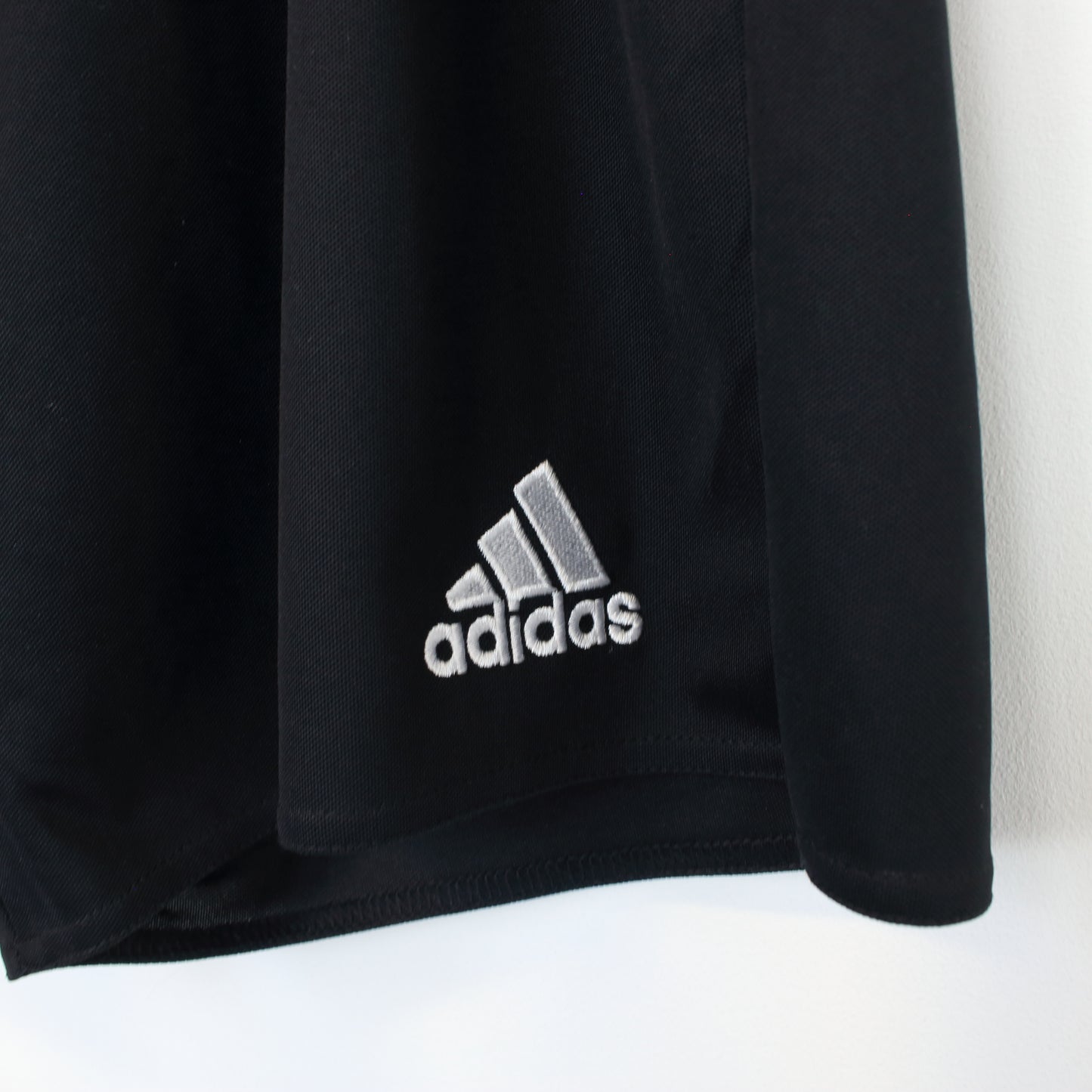 Vintage Adidas shorts in black. Best fits M