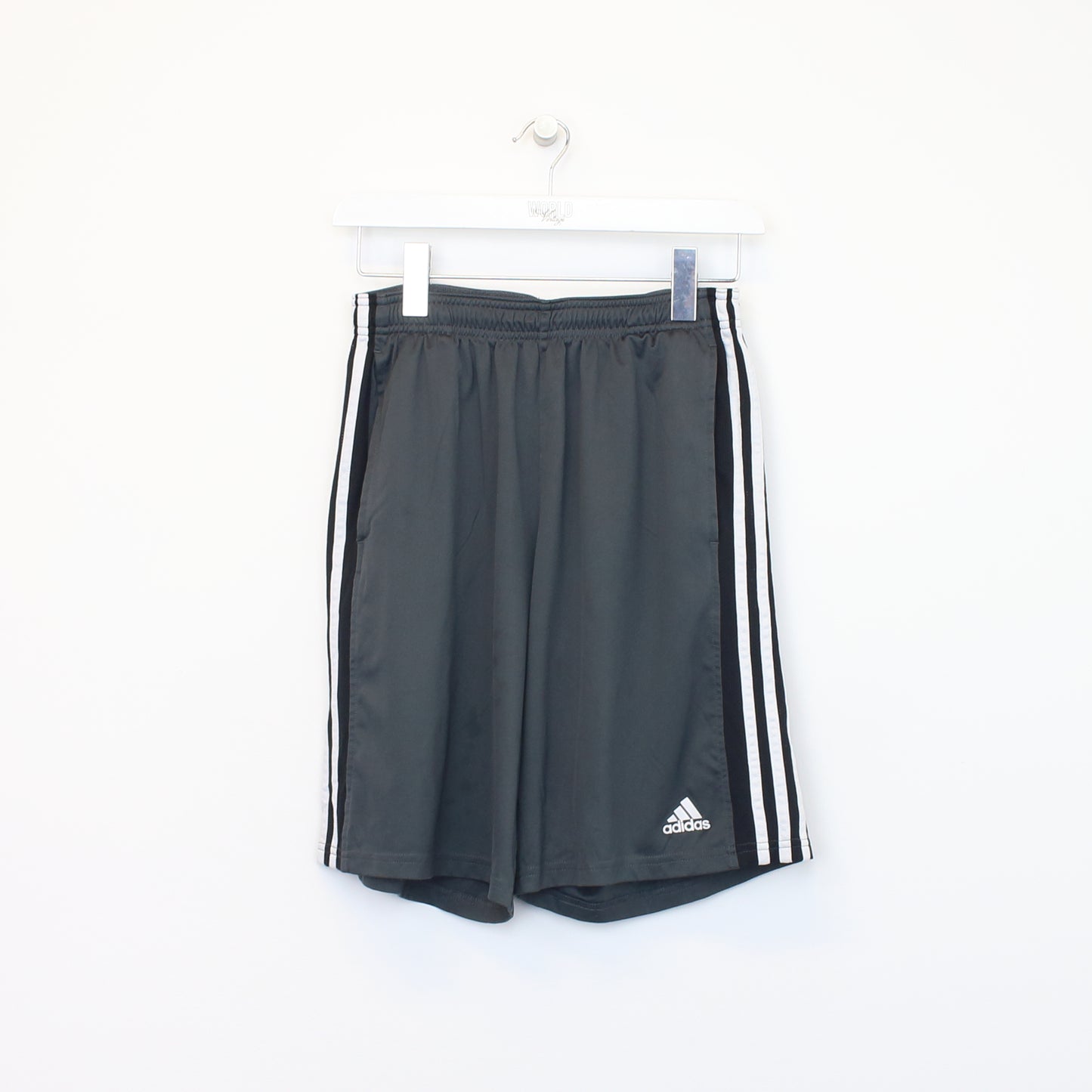 Vintage Adidas shorts in grey. Best fits S