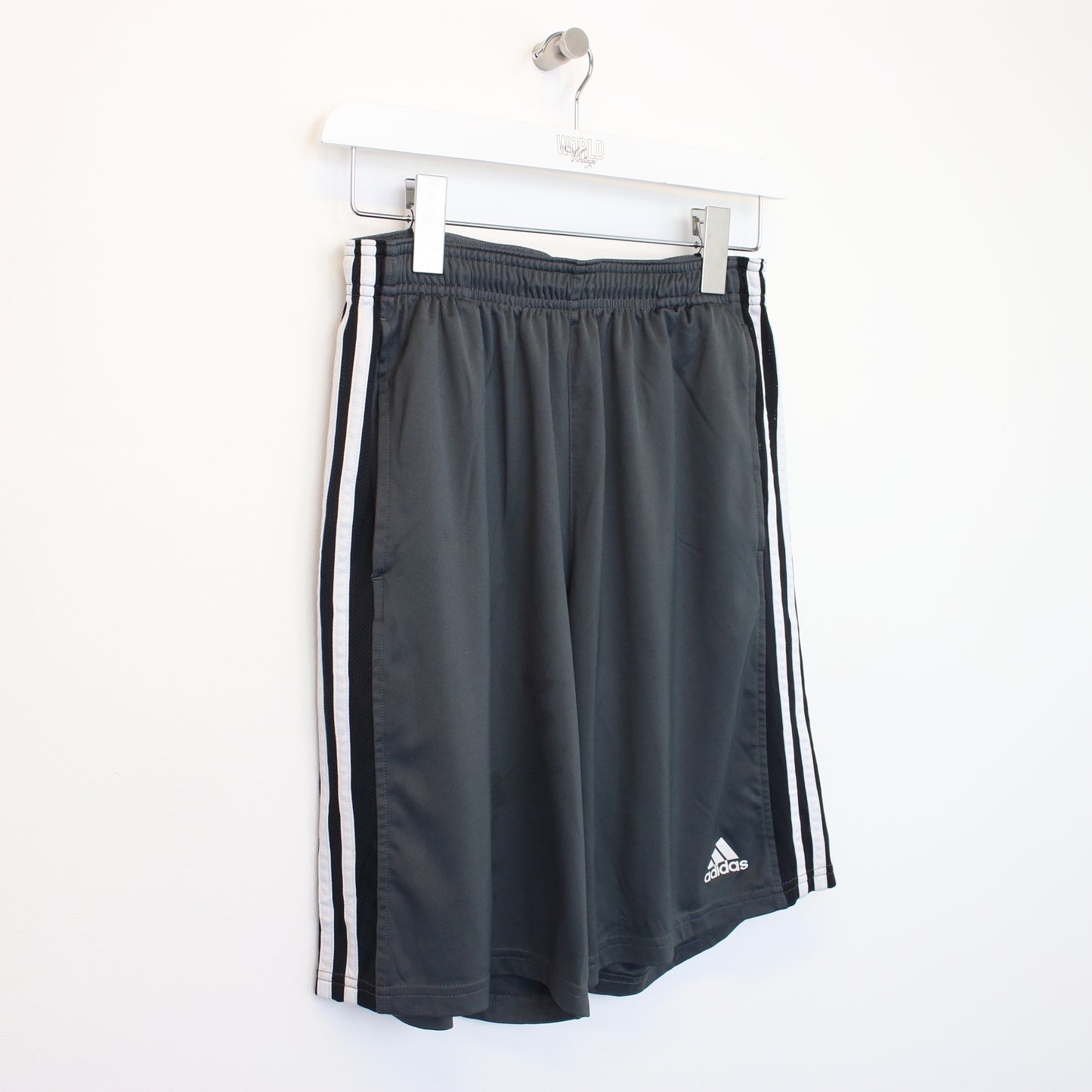 Vintage Adidas shorts in grey. Best fits S