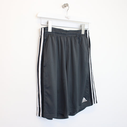 Vintage Adidas shorts in grey. Best fits S