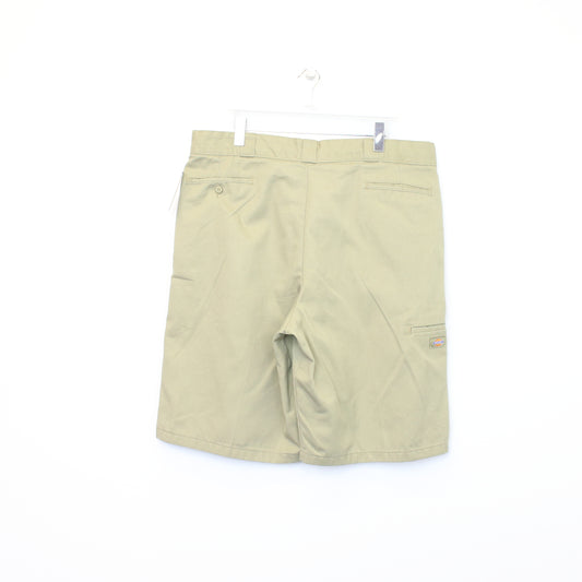 Vintage Dickies shorts in beige. Best fits W41