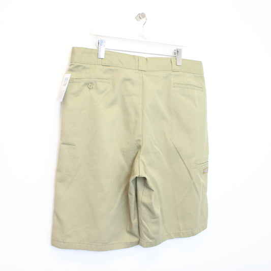 Vintage Dickies shorts in beige. Best fits W41